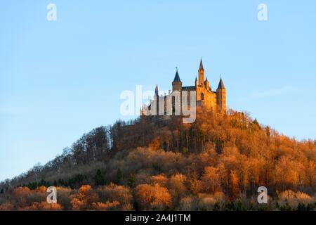 Hohenzollern Castello in autunno, Bisingen, Zollernalbkreis, Baden-Württemberg, Germania Foto Stock