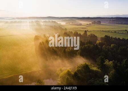 Paesaggio culturale di Loisach Canal nella nebbia mattutina, vicino Gelting vicino a Geretsried, Tolzer Terra, vista aerea, Alta Baviera, Baviera, Germania Foto Stock