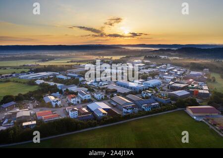 Area commerciale Gelting presso sunrise, vicino a Geretsried, Tolzer Terra, vista aerea, Alta Baviera, Baviera, Germania Foto Stock