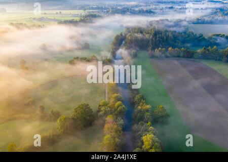 Loisach nella nebbia di mattina, tra Achmuhle e Gelting vicino a Geretsried, Tolzer Terra, vista aerea, Alta Baviera, Baviera, Germania Foto Stock