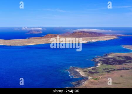 Isole Graciosa e Montana Clara, vista da Risco de Famara, Lanzarote, Isole Canarie, Spagna Foto Stock