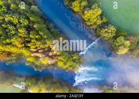 La confluenza di due bracci di fiume di Loisach, vicino Gelting vicino a Geretsried, Tolzer Terra, vista aerea, Alta Baviera, Baviera, Germania Foto Stock