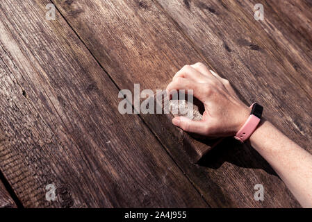 Free climbing parete di formazione pratica, stretta di mano Foto Stock