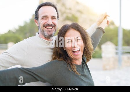 Coppia romantica sorridente e balli in una giornata di sole Foto Stock