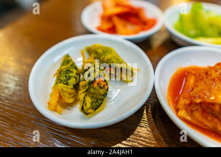 Primo piano di una succulenta piccante e saporito tritato fresco pezzi di antipasti coreana su una piastra bianca Foto Stock
