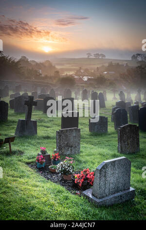 Alba sul sagrato a Chittlehampton in North Devon. Foto Stock