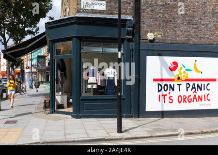 Negozi boutique e a non farsi prendere dal panico è organica murale su un angolo della Cross Street e Shillingford Street nel quartiere di Islington, Londra, Inghilterra, Regno Unito. Foto Stock