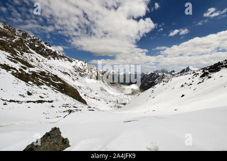 Tian Shan montagne, l'Ala Kul lago Trail nel Terskey Alatau mountain range. Paesaggio dal Teleti pass, Kirghizistan, l'Asia centrale. Foto Stock