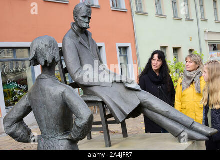 Naumburg, Germania. 03 ott 2019. I turisti stand presso il Municipio del comune di mercato di legno accanto a un monumento di Nietzsche alla Magdeburg scultore Heinrich Apel. Il filosofo Friedrich Nietzsche (1844-1900) visse in Naumburg da 1858-1897. In occasione della sua 175compleanno, il trentesimo International Nietzsche Congresso si svolgerà in Naumburg Nietzsche Centro di documentazione dal 17 al 20 ottobre 2019. Credito: Waltraud Grubitzsch/dpa-Zentralbild/ZB/dpa/Alamy Live News Foto Stock