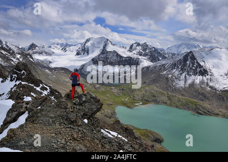 Tian Shan montagne, l'Ala Kul lago Trail nel Terskey Alatau mountain range. Paesaggio per l'Ala Kul lago, Kirghizistan, l'Asia centrale. Foto Stock
