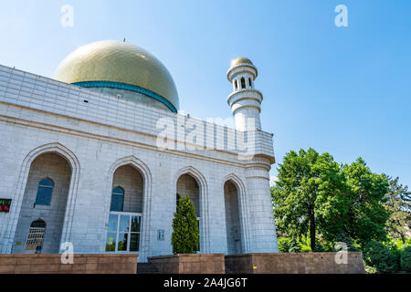 Almaty Tsentralnaya Moschea centrale mozzafiato vista pittoresca su un soleggiato Blue Sky giorno Foto Stock