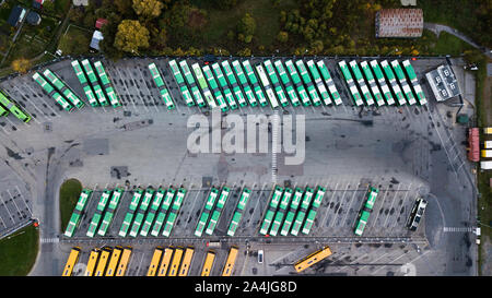 Vista in elevazione del bus in un parcheggio Foto Stock