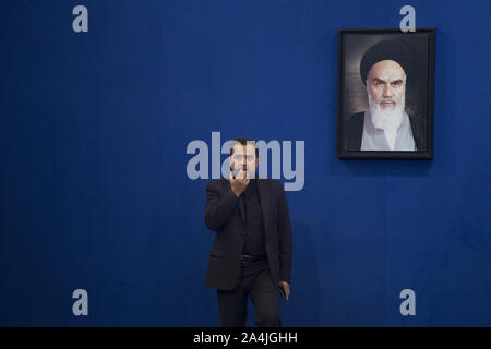 Ottobre 14, 2019, Teheran, Iran: funzionari stand sotto il ritratto di Iran del leader supremo, l'Ayatollah Ali Khamenei, prima del presidente iraniano HASSAN ROUHANI conferenza stampa a Tehran, Iran. (Credito Immagine: © Rouzbeh Fouladi/ZUMA filo) Foto Stock