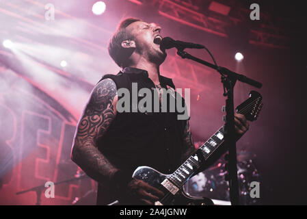 FABRIQUE, Milano, Italia - 2019/10/14: Michael Poulsen della banda danese Volbeat performing live sul palco a Fabrique, per il riavvolgimento riproduzione banda Reboud tour 2019 Foto Stock