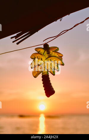 Palm tree a forma di stringa di festa luce decorare un rustico bar sulla spiaggia cafe con un tramonto sul mare spiaggia sky background - spiaggia tropicale simbolo di vacanza Foto Stock