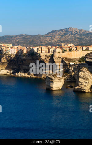 Il litorale di pietra calcarea e clifftop cittadella città di Bonifacio sulla punta meridionale dell'isola francese della Corsica - Corse du Sud FRANCIA Foto Stock