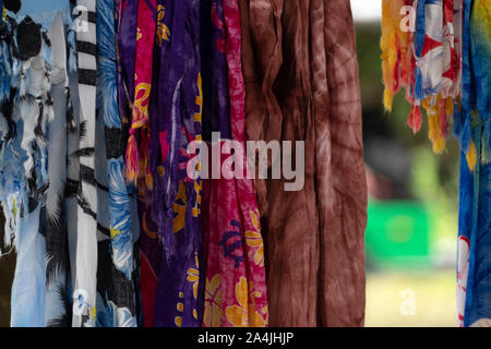 Il batik indonesiani di cotone di seta tessuto tessuto per la vendita sul display al mercato Foto Stock