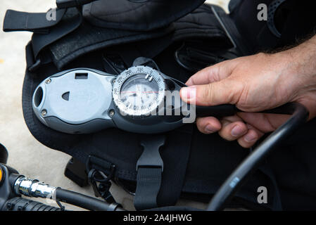 Lago Paayanne, Finlandia - Settembre 2019. Diver controlla le attrezzature vicino al lago. Sub maschio in muta attrezzature di controllo prima di immergere. Foto Stock