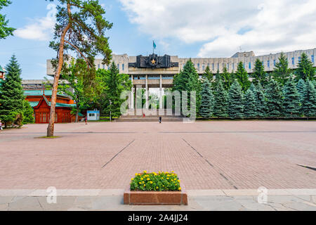 Almaty Park di 28 Panfilov guardie con vista del Memoriale di Gloria Podvig Feat su un soleggiato Blue Sky giorno Foto Stock