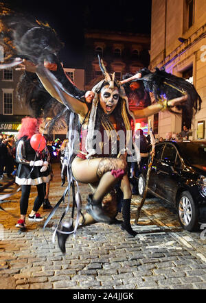 Katumba Halloween Parade nel centro di Liverpool, sabato 27 ottobre 2018. Piuttosto insolito esseri sono stati avvistati in roaming per le strade, mentre loud bangs e shrieks potrebbe essere ascoltato da tutti intorno alla città … perché Liverpool annuali di Halloween Parade si stava facendo strada nelle strade del centro cittadino. Demoni e zombie unita con le percussioni e danza banda carnevale Katumba, che abbinato con il Liverpool One e Viva Brasil Samba mostra la Anahis, e portare il progetto Fire per l'evento da brivido. La parata iniziato nella parte anteriore del Sainsbury's all'angolo di Bold Street, continuando in Liverpoo Foto Stock