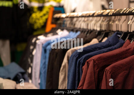 La regione di Celjabinsk, Russia - Agosto 2019. La gioventù negozio di moda. Telaio orizzontale Foto Stock