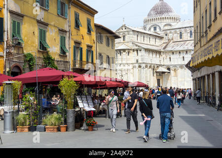 L'Italia, Toscana, Pisa, persone in via Santa Maria, la cattedrale in background Foto Stock