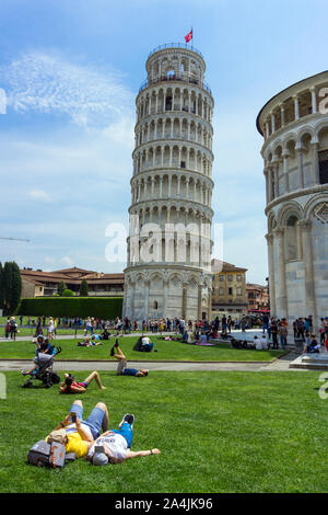 L'Italia, Toscana, Pisa, Pazza dei Miracoli e la Torre Pendente Foto Stock