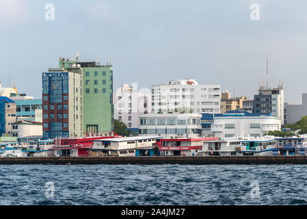 Maschio, Maldive - Novembre 17, 2017: Waterfront cityscape di maschio città come si vede dalla barca nelle Maldive, Oceano Indiano. Foto Stock