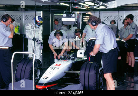 McLaren MP4 13, Mika Hakkinen nel box durante la pratica per il 1998 British Grand Prix. Foto Stock