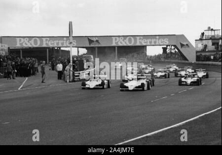 Inizio della gara di F3 a Thruxton, Senna bancata anteriore sul lato sinistro, 4 aprile 1983. Foto Stock