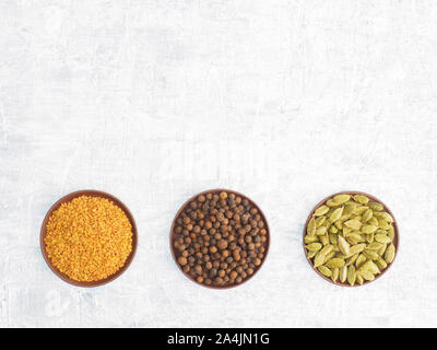 Le spezie e le erbe impostato su sfondo concreto nella piastra di argilla. Moderno speziale, naturopatia e ayurveda concetto. Foto Stock