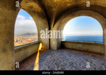 L'Italia, Campania, Napoli, cityscape da Castel Sant'Elmo, il Vesuvio sullo sfondo Foto Stock