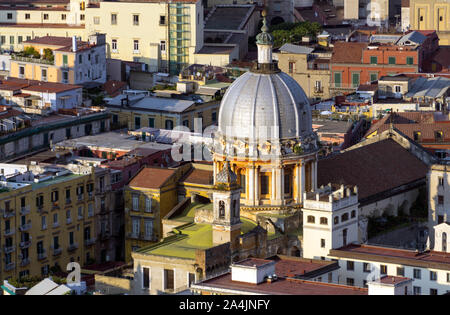 L'Italia, Campania, Napoli, cityscape visto da Castel Sant'Elmo, Basilica dello Spirito Santo dome Foto Stock