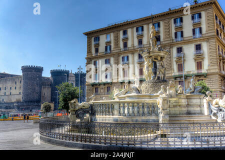 L'Italia, Campania, Napoli, fontana di Nettuno in Piazza del Municipio, Castel Nuovo di sfondi Foto Stock