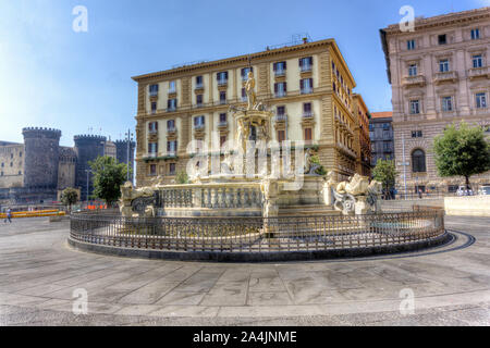 L'Italia, Campania, Napoli, fontana di Nettuno in Piazza del Municipio, Castel Nuovo di sfondi Foto Stock