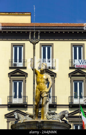 L'Italia, Campania, Napoli, fontana di Nettuno in Piazza del Municipio Foto Stock