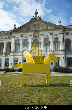 21, aprile 2019, Varsavia, Polonia. Pegasus sculture In Varsavia, Corte Suprema di Varsavia Foto Stock