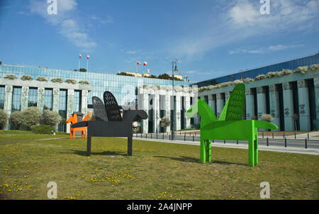 21, aprile 2019, Varsavia, Polonia. Pegasus sculture In Varsavia, Corte Suprema di Varsavia Foto Stock