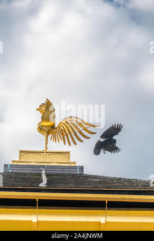 Crow battenti in bronzo dietro phoenix - Garuda (O-ho) ornamento in cima shariden di Rokuon-ji, comunemente noto come il Golden Kinkakuji Foto Stock