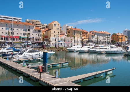 Barche ormeggiate presso il marina di Vilamoura in Algarve, PORTOGALLO Foto Stock