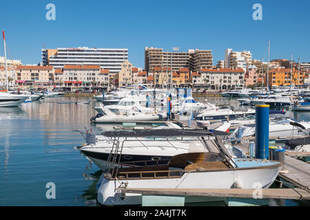 Barche ormeggiate presso il marina di Vilamoura in Algarve, PORTOGALLO Foto Stock