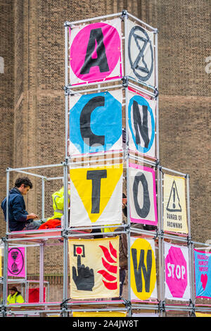 Londra, Regno Unito. 15 ottobre, 2019. La ribellione di estinzione per istituire strutture outsde la parte anteriore del Tate Modern come anteprima di Nam June Paik exhibitiongoes all'interno. Essi sono rapidamente circondato da la City of London Police e minacciati di arresto se tehy non scenderanno. Credito: Guy Bell/Alamy Live News Foto Stock