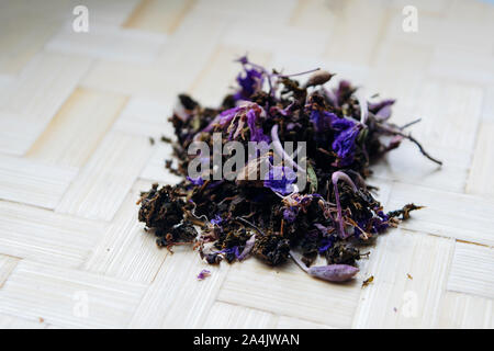 Fragrante tè alle erbe su una tavola di legno. Epilobium. Foto Stock