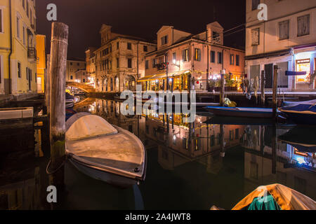 Chioggia città sull'acqua in serata con belle luci Foto Stock