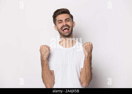 Overjoyed uomo caucasico sente euforici con successo Foto Stock