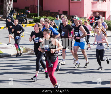 City2Surf, Sydney, Australia. Runners passing through the eastern suburbs of Military Road, Dover Heights. Foto Stock