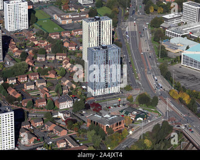 Vista aerea del case e i blocchi di appartamenti e un ristorante McDonalds, Salford, Manchester, Regno Unito Foto Stock