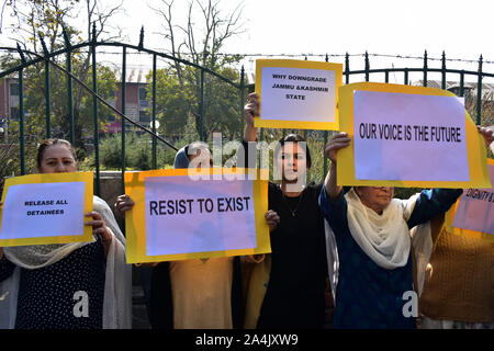 Le donne del Kashmir manifestanti tenere cartelloni durante la dimostrazione.Le Donne del Kashmir tenere una manifestazione di protesta contro l'abrogazione dell'articolo 370 dal governo centrale che concede lo status speciale di Jammu e Kashmir. Foto Stock