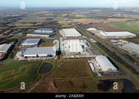Vista aerea di nuovi magazzini e logistica mozzi dell'autostrada M62 guardando ad ovest dalla giunzione 8, Burtonwood, Warrington, Cheshire, Regno Unito Foto Stock