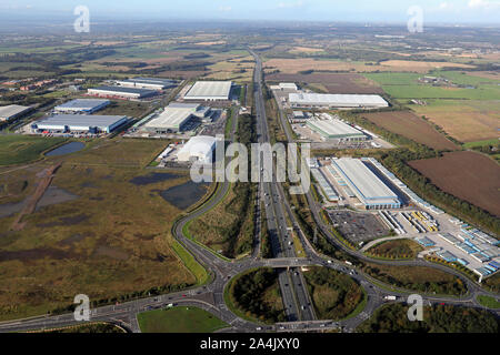 Vista aerea di nuovi magazzini e logistica mozzi dell'autostrada M62 guardando ad ovest dalla giunzione 8, Burtonwood, Warrington, Cheshire, Regno Unito Foto Stock